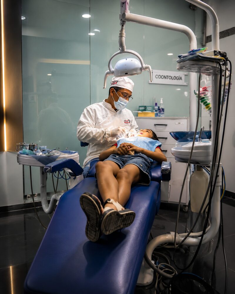 Odontología pediátrica en SOI RX, niña sonriendo en la silla