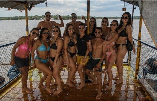 Grupo brindando en el agua junto al Planchón
