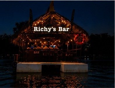 Richy's Bar iluminado de noche